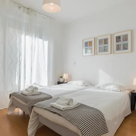 014 A - Charming In Center With Garage * 리스본