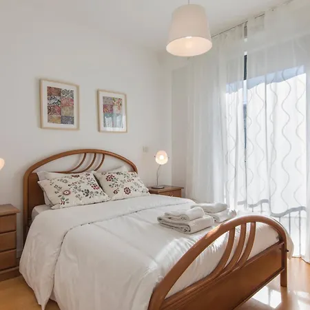 Charming In Center With Garage ליסבון